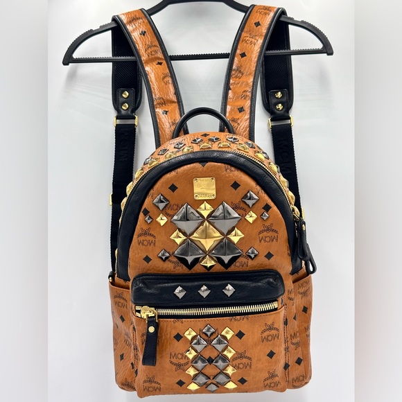 MCM
COGNAC MCM VISETOS STARK
STUDDED BACKPACK MEDIUM - Picture 14 of 16